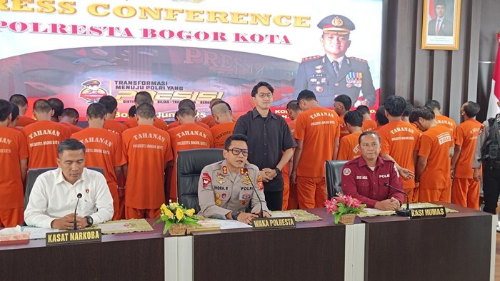 Polres Bogor menangkap 56 tersangka kasus narkoba, obat terlarang hingga miras.
