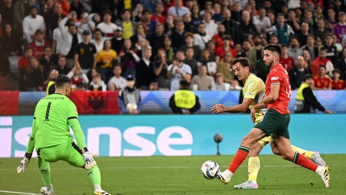 Soccer Football - Nations League - Final - Portugal v Spain - Allianz Arena, Munich, Germany - June 8, 2025 Spains Mikel Oyarzabal scores their second goal REUTERS/Angelika Warmuth