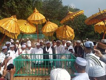 Masyarakat Kota Mentok Gelar Tradisi Ziarah Kute Seribu 2025