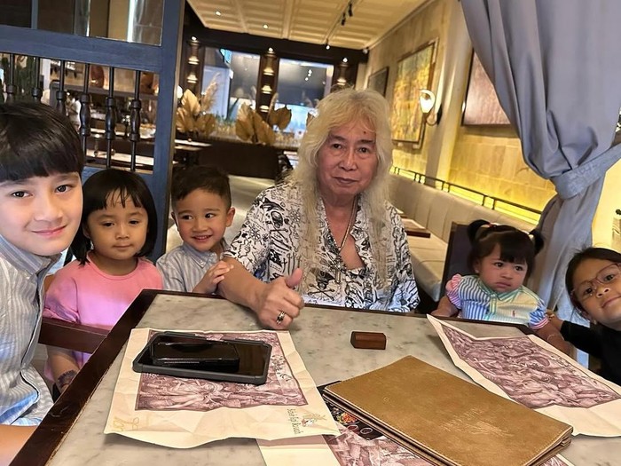 Raffi Ahmad dan Nagita Slavina makan bareng Gideon Tengker.
