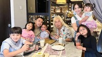 Gideon Tengker kumpul bareng Nagita Slavina dan Raffi Ahmad. Raffi Ahmad mengabadikan momen pertemuan itu pada momen liburan Idul Adha. Foto: dok. Instagram Raffi Nagita