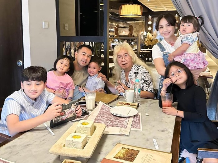 Raffi Ahmad Raffi Ahmad dan Nagita Slavina makan bareng Gideon Tengker.