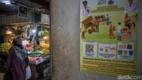 Pemerintah Kota Cimahi juga mengimbau masyarakat untuk melakukan pemilahan sampah anorganik dengan organik. Hal tersebut dilakukan guna memudahkan pihaknya dalam mengelola sampah, termasuk plastik yang merupakan jenis sampah sulit terurai. Foto: ANTARA FOTO/ABDAN SYAKURA