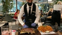 Chef sekaligus butcher asal Turki ini menyajikan aneka menu steak terbaik di Beverly Hills. Jenis potongan dagingnya beragam dengan harga fantastis! Foto: Nasser Akeel
