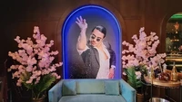 Salt Bae yang memiliki nama asli Nusret Gokce ini viral sejak 2017 berkat gaya khasnya menabur garam. Sosoknya pun begitu ikonik hingga jadi brand tersendiri. Foto: Wyn