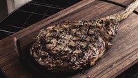 Salah satu menu spesial di Nusr-Et Beverly Hills, Salt Bae Tomahawk! Potongan daging ini dimarinasi dengan mustard. Porsinya besar, cocok buat sharing. Foto: Nusr-et.com