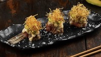 Selain steak, Salt Bae juga menyajikan menu Meat Sushi. Isian utamanya berupa daging New York Strip, krim alpukat, kentang renyah, dan keju Parmesan. Foto: Nusr-et.com