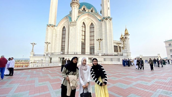 RIa Maha Putri (kanan) berfoto setelah salat Idul Adha 2025 di Rusia.