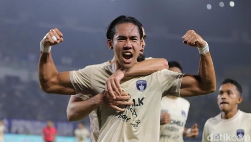 Ryuji Utomo berseragam Persita Tangerang.