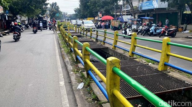 Sampah di Selokan Jalan Leuwipanjang Dibersihkan