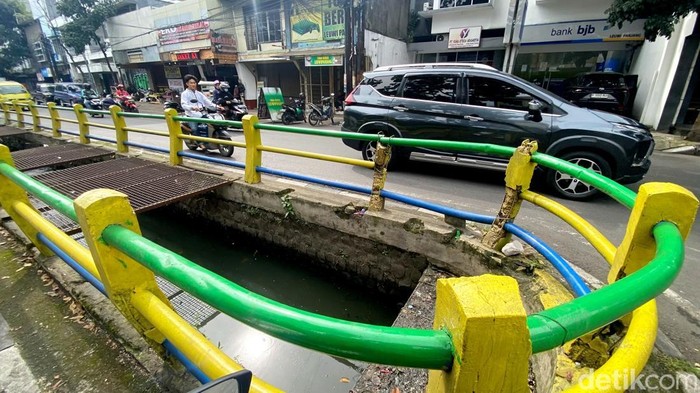 Sampah di Selokan Jalan Leuwipanjang Dibersihkan