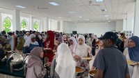 Mahasiswi Albukhary International University (AIU) Malaysia, Fikriyah ceritakan momen Idul Adha di kampusnya. Perayaan ini biasanya melibatkan hidangan melimpah berupa nasi briyani, rendang, dan kue tradisional yang manis. Tak lama setelah menikmati hidangan, berbagai permainan pun dimulai dan melibatkan mahasiswa dari seluruh penjuru dunia.Foto: Fikriyah/PPI Dunia