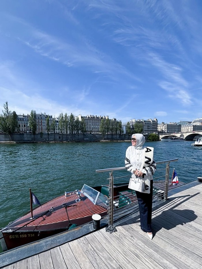 Syahrini di Paris