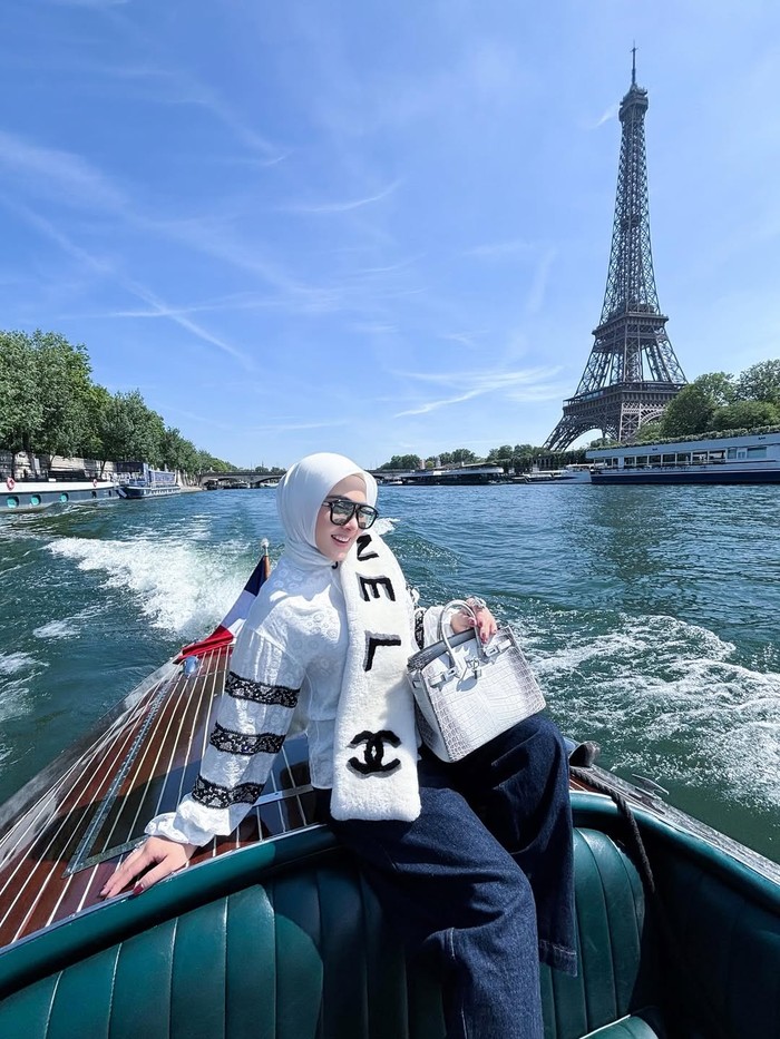 Syahrini di Paris
