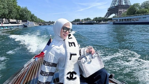 Potret Syahrini Cetar Membahana dengan Latar Menara Eiffel