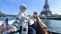 Ikut juga dalam trip tersebut adiknya Syahrini, Aisyahrini.