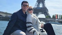 Tak sendiri, Syahrini juga menikmati momen tersebut bersama suaminya Reino Barack.