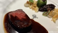 Kemudian ada Kiwami Striploin MB8+, steak yang dilengkapi dengan artichoke Jerusalem dan truffle-meat jus racikan Chef Agung. Foto: detikcom/Riska Fitria