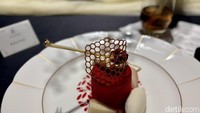 Untuk dessertnya, Gâteau Fraise Miel berupa stroberi Momoka yang ditanam di Bandung, dengan honey-frozen yogurt karya Executive Pastry Chef Kevin Lee. Foto: detikcom/Riska Fitria