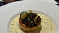 Chef Almatino secara khusus menyajikan Perseus Superior Oscietra yang disajikan dengan tiga jenis caviar dan perkedel kepiting. Foto: detikcom/Riska Fitria