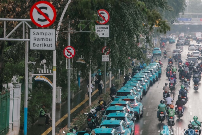 Sejumlah taksi listrik parkir di bahu jalan Stasiun Gambir, Jakarta, meski ada larangan. Antrean taksi mengganggu lalu lintas dan menyebabkan kemacetan.

Sejumlah taksi listrik parkir di bahu jalan Stasiun Gambir, Jakarta, meski ada larangan. Antrean taksi mengganggu lalu lintas dan menyebabkan kemacetan.