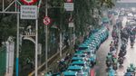Taksi Listrik Abaikan Larangan Parkir di Stasiun Gambir,