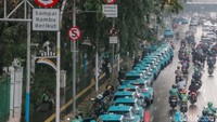 Sejumlah taksi listrik terlihat mengantre di kawasan Stasiun Gambir, Jakarta, pada Senin (9/6/2025), meskipun ada larangan tegas yang terpasang untuk berhenti atau parkir di sepanjang bahu jalan tersebut.
