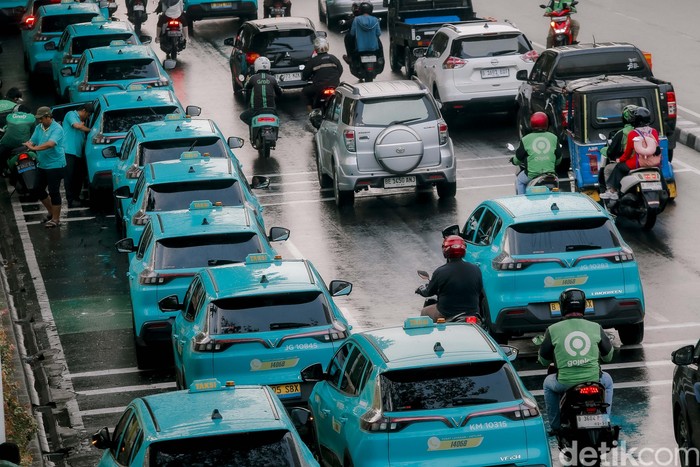 Sejumlah taksi listrik parkir di bahu jalan Stasiun Gambir, Jakarta, meski ada larangan. Antrean taksi mengganggu lalu lintas dan menyebabkan kemacetan.

Sejumlah taksi listrik parkir di bahu jalan Stasiun Gambir, Jakarta, meski ada larangan. Antrean taksi mengganggu lalu lintas dan menyebabkan kemacetan.