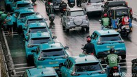 Pengemudi taksi online tampak nekat berhenti di tempat yang sudah dilarang untuk menunggu penumpang. Kehadiran antrean taksi listrik ini sempat menyebabkan kemacetan di sekitar Stasiun Gambir.
