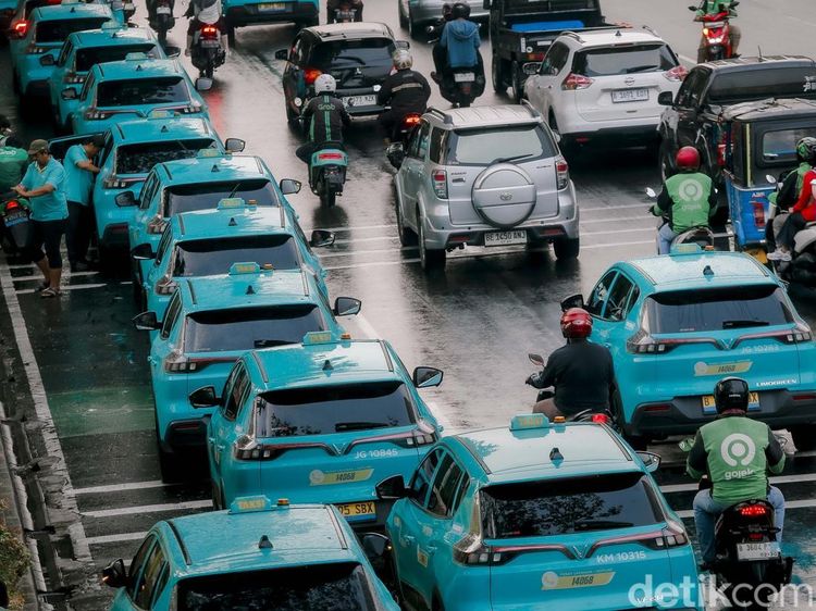 Taksi Listrik Abaikan Larangan Parkir di Stasiun Gambir,