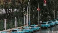 Meskipun kawasan tersebut sudah dipasang tanda larangan berhenti dan parkir, pengemudi taksi tetap memilih untuk menunggu calon penumpang di lokasi yang menyebabkan arus lalu lintas tersendat.  