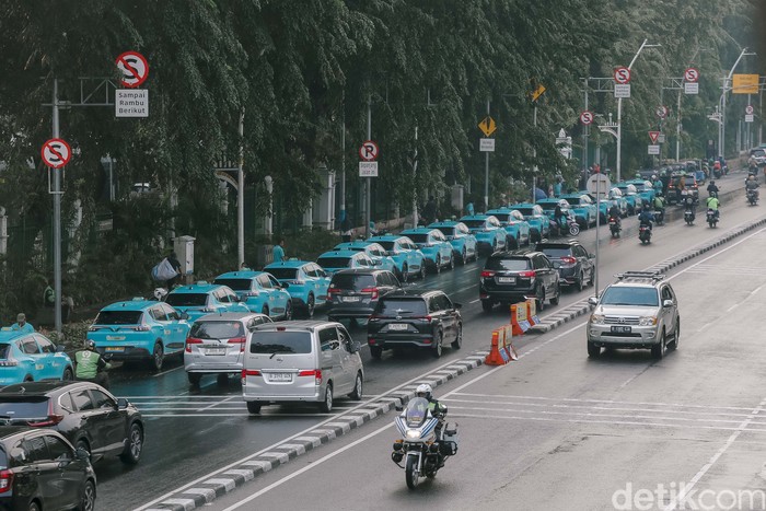 Sejumlah taksi listrik parkir di bahu jalan Stasiun Gambir, Jakarta, meski ada larangan. Antrean taksi mengganggu lalu lintas dan menyebabkan kemacetan.

Sejumlah taksi listrik parkir di bahu jalan Stasiun Gambir, Jakarta, meski ada larangan. Antrean taksi mengganggu lalu lintas dan menyebabkan kemacetan.