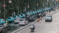  Antrean taksi yang semakin panjang ini cukup mengganggu kelancaran lalu lintas di area tersebut, mengingat kawasan Gambir merupakan titik pertemuan utama kendaraan yang menuju dan keluar dari stasiun.   