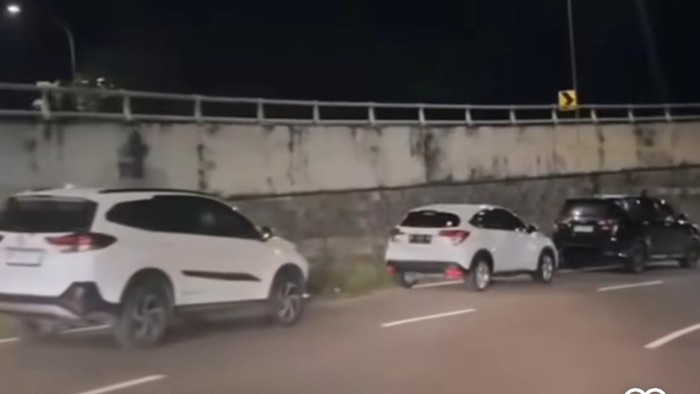 Tangkapan layar mobil parkir sembarangan di Bandara Sultan Hasanuddin Makassar.