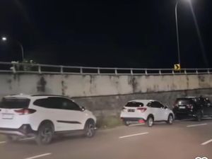 Viral Mobil Penjemput Banyak Parkir di Jalan Bandara Makassar Meski Dilarang