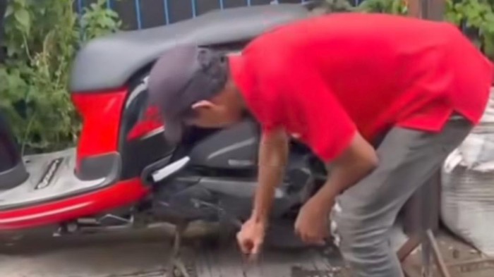 Tangkapan layar pelaku pencurian motor modus pura-pura hendak membeli di Makassar.