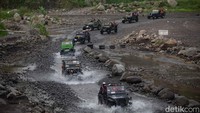 wisatawan berkesempatan untuk menjelajahi kawasan kaki gunung yang terkenal dengan sisa-sisa letusan dahsyatnya melalui perjalanan seru menggunakan jeep. Foto: ANTARA FOTO/Andreas Fitri Atmoko