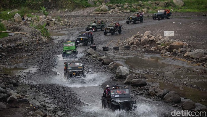 Wisatawan menggunakan jasa Jeep Lava Tour Merapi saat berwisata di kawasan Kalikuning, Cangkringan, Sleman, D.I Yogyakarta, Senin (9/6/2025). Dinas Pariwisata Kabupaten Sleman, D.I. Yogyakarta menargetkan sebanyak 450 ribu kunjungan wisatawan selama masa liburan sekolah 23 Juni - 13 Juli 2025. ANTARA FOTO/Andreas Fitri Atmoko/bar