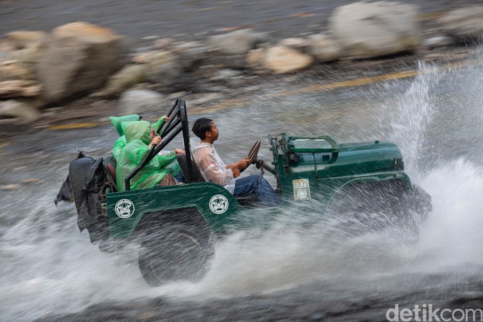 Wisatawan menggunakan jasa Jeep Lava Tour Merapi saat berwisata di kawasan Kalikuning, Cangkringan, Sleman, D.I Yogyakarta, Senin (9/6/2025). Dinas Pariwisata Kabupaten Sleman, D.I. Yogyakarta menargetkan sebanyak 450 ribu kunjungan wisatawan selama 