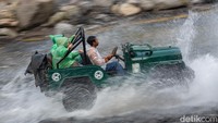Wisatawan tampak antusias untuk merasakan pengalaman wisata yang berbeda, melintasi jalur lava yang terbentuk setelah letusan Merapi dan melihat langsung sisa-sisa material vulkanik yang menghiasi kawasan sekitar. Dinas Pariwisata Kabupaten Sleman, D.I. Yogyakarta menargetkan sebanyak 450 ribu kunjungan wisatawan selama masa liburan sekolah 23 Juni - 13 Juli 2025. Foto: ANTARA FOTO/Andreas Fitri Atmoko