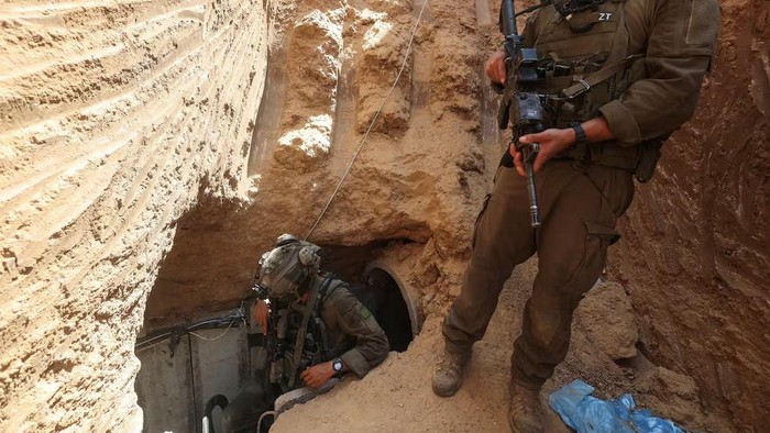 Israeli soldiers walk out from a tunnel underneath the European Hospital in Khan Younis at the Gaza Strip, amid the ongoing ground operation of the Israeli army against Palestinian Islamist group Hamas, June 8, 2025. REUTERS/Ronen Zvulun Purchase Licensing Rights