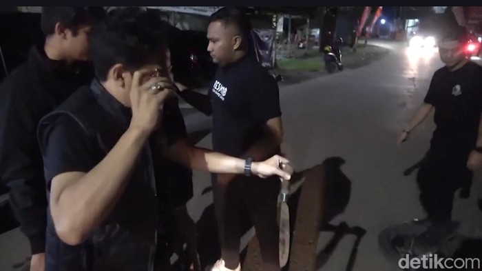 Tim Ewako Resmob Polda Sulsel temukan pisau dibawa tiga remaja berboncengan motor di Makassar.