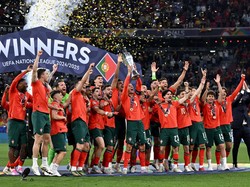 Skuad Portugal pun merayakan gelar juara UEFA Nations League untuk kedua kalinya sepanjang sejarah. (Foto: REUTERS/Angelika Warmuth)