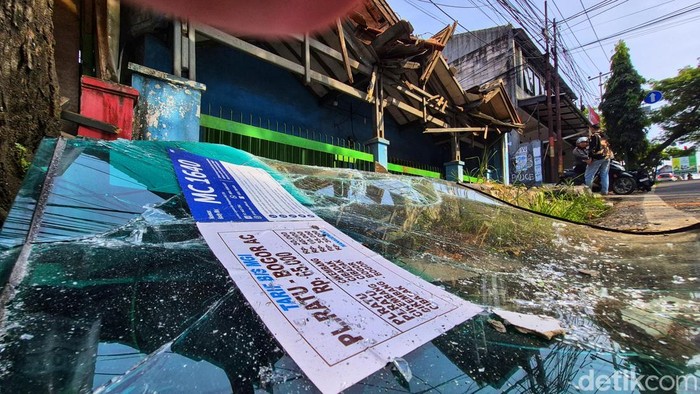 TKP Kecelakaan Bus di Palabuhanratu