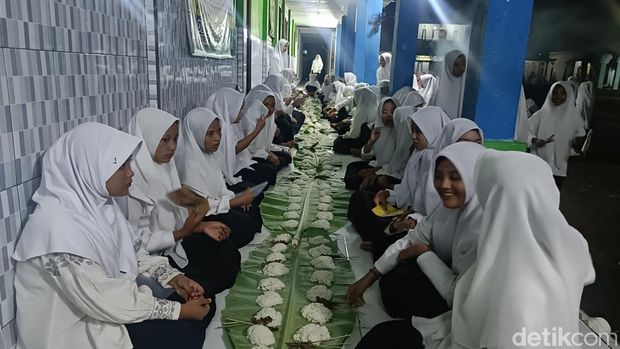 Santriwan dan satriwati di Pondok Pesantren (Ponpes) Bani Rancang Desa Lemah Kembar, Kecamatan Sumberasih, Kabupaten Probolinggo menggelar tradisi satai lajeng