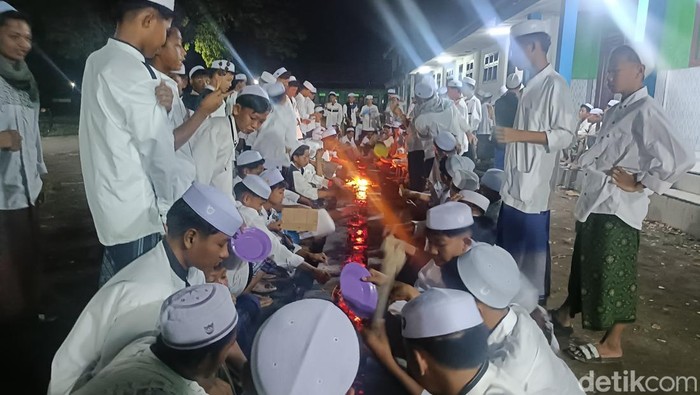 Santriwan dan satriwati di Pondok Pesantren (Ponpes) Bani Rancang Desa Lemah Kembar, Kecamatan Sumberasih, Kabupaten Probolinggo menggelar tradisi satai lajeng