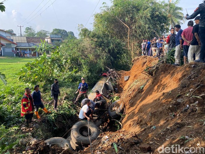 truk masuk parit usai tabrak sejumlah kendaraan akibat rem blong