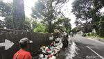 Tumpukan Sampah yang Mengganggu di Jalan Gunung Batu Bandung