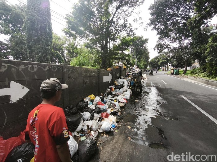 Tumpukan sampah di Bandung.
