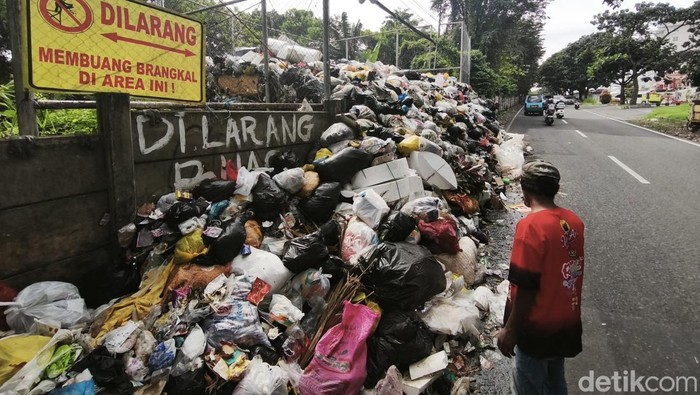 Tumpukan sampah di Bandung. Tumpukan sampah di Bandung.